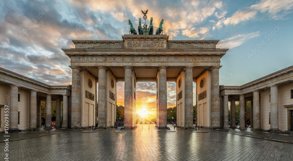 Sonnenuntergang hinter dem Brandenburger Tor in Berlin, Deutschland